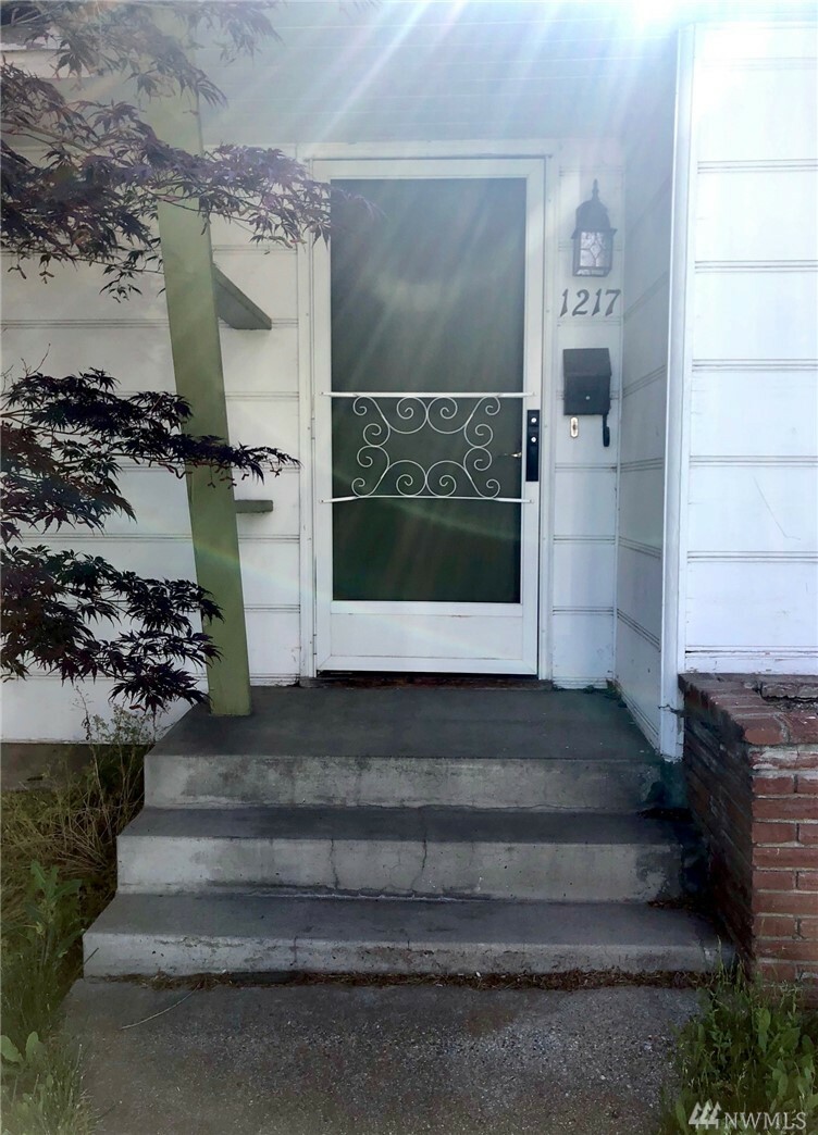 Property Photo: 1217 Fuller St WA 98801
