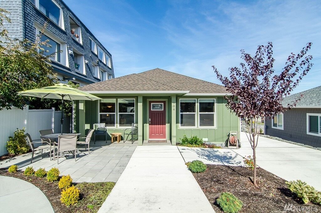 Property Photo: 908 34th St WA 98221