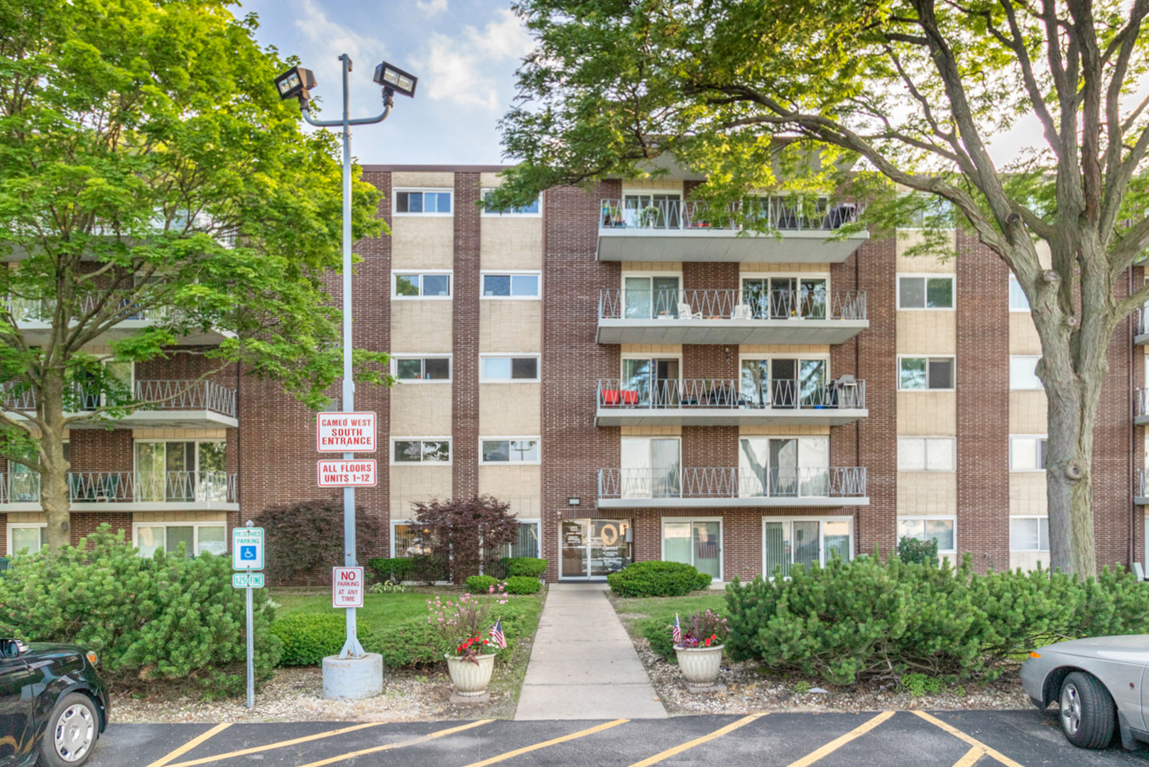 Property Photo: 2900 Maple Avenue 6E IL 60515