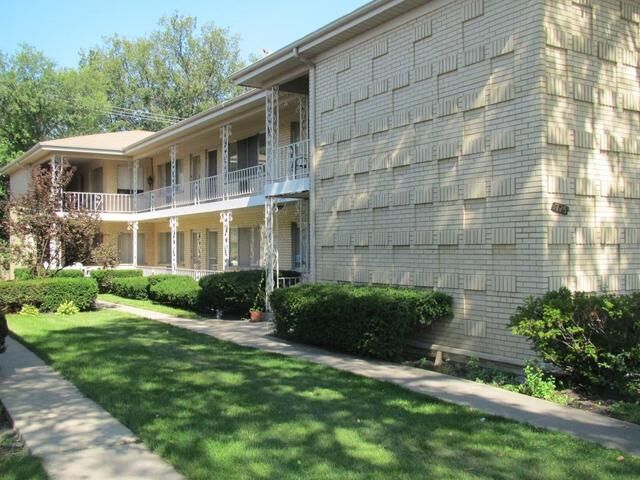 Property Photo:  725 Busse Highway 3  IL 60068