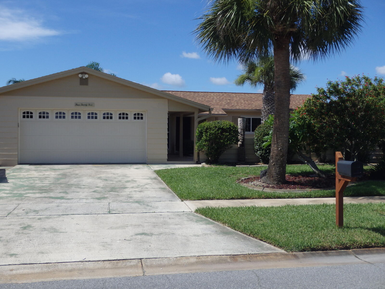 Property Photo: 425 Sundoro Court FL 32953