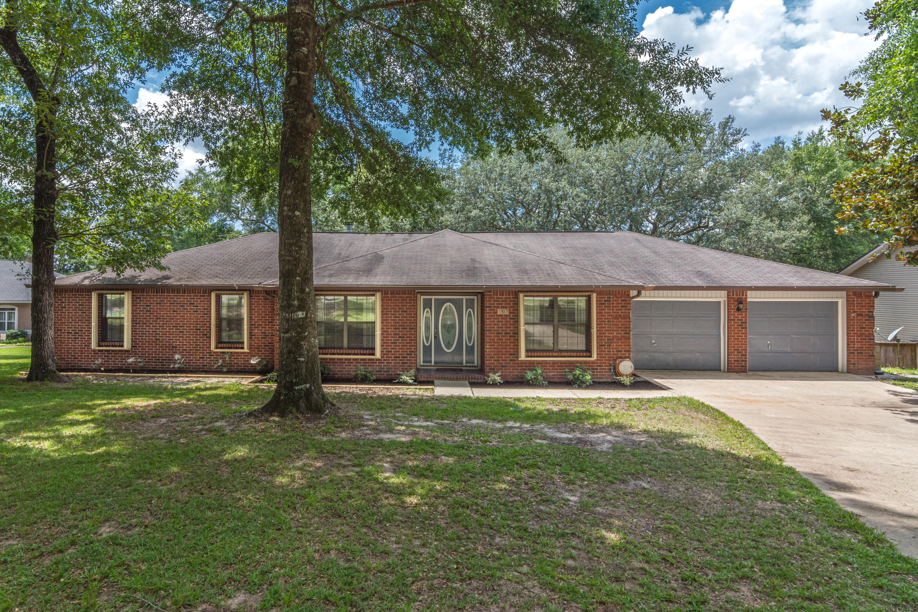 Property Photo: 535 Lake Holley Circle FL 32433
