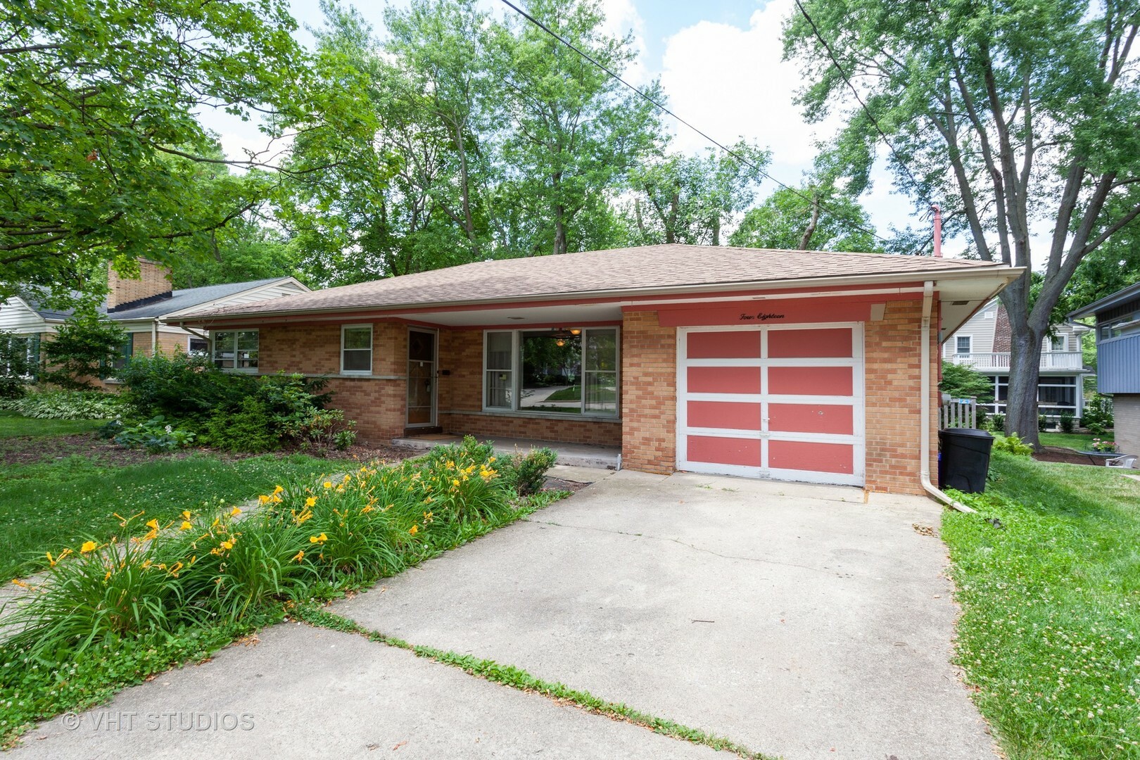 Property Photo:  418 Bryant Avenue  IL 60137 