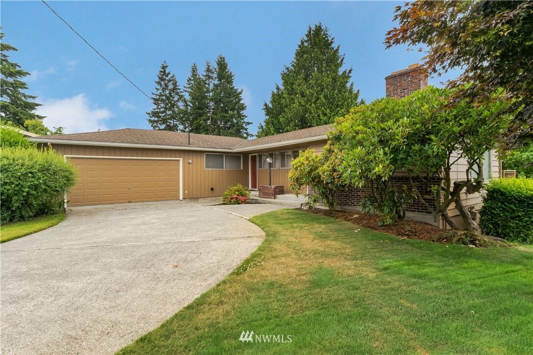 Property Photo:  818 Poplar Way  WA 98020 