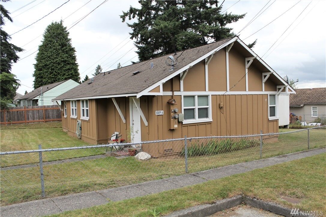 Property Photo:  1009 52nd St SE  WA 98203 