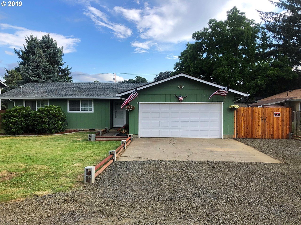 Property Photo:  858 NE Yamhill St  OR 97378 