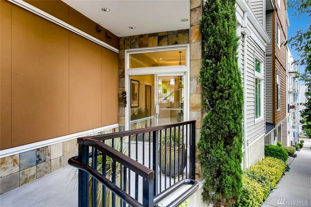 Property Photo: 4752 41st Ave SW 405 WA 98116