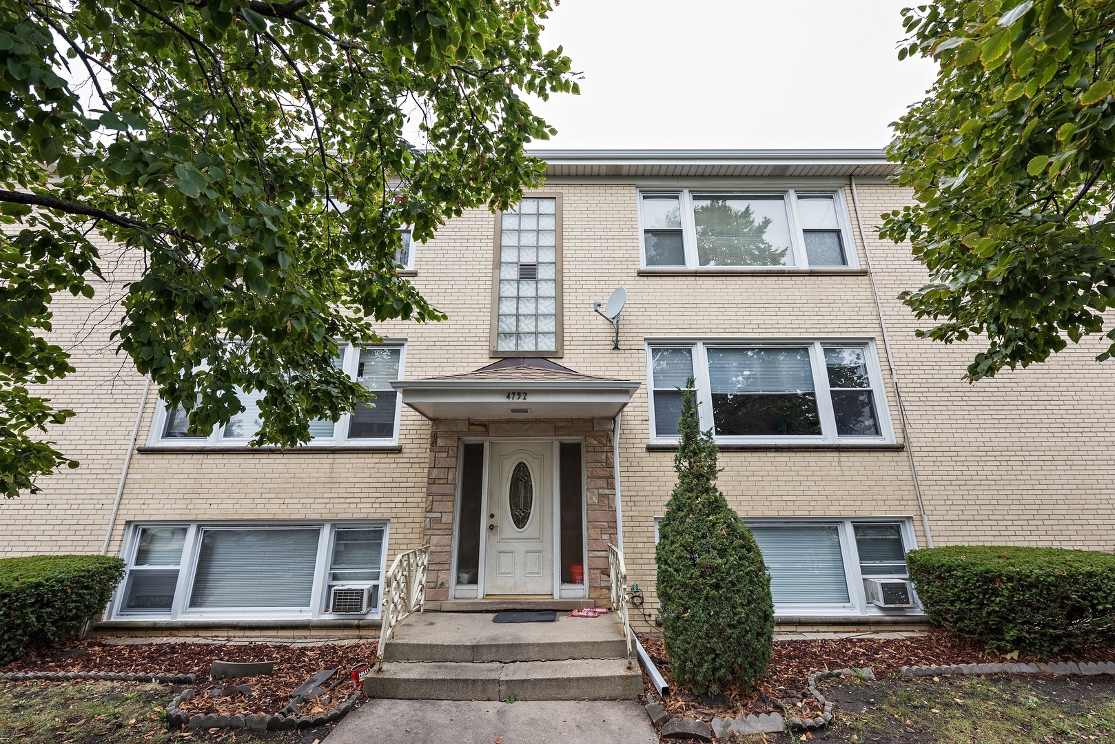 Property Photo: 4752 North Menard Avenue 3S IL 60630