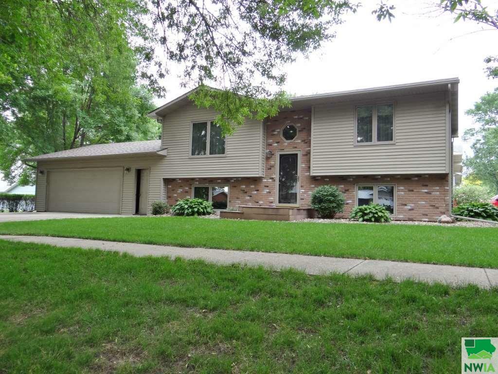 Property Photo:  26 11th Ave SE  IA 51031 