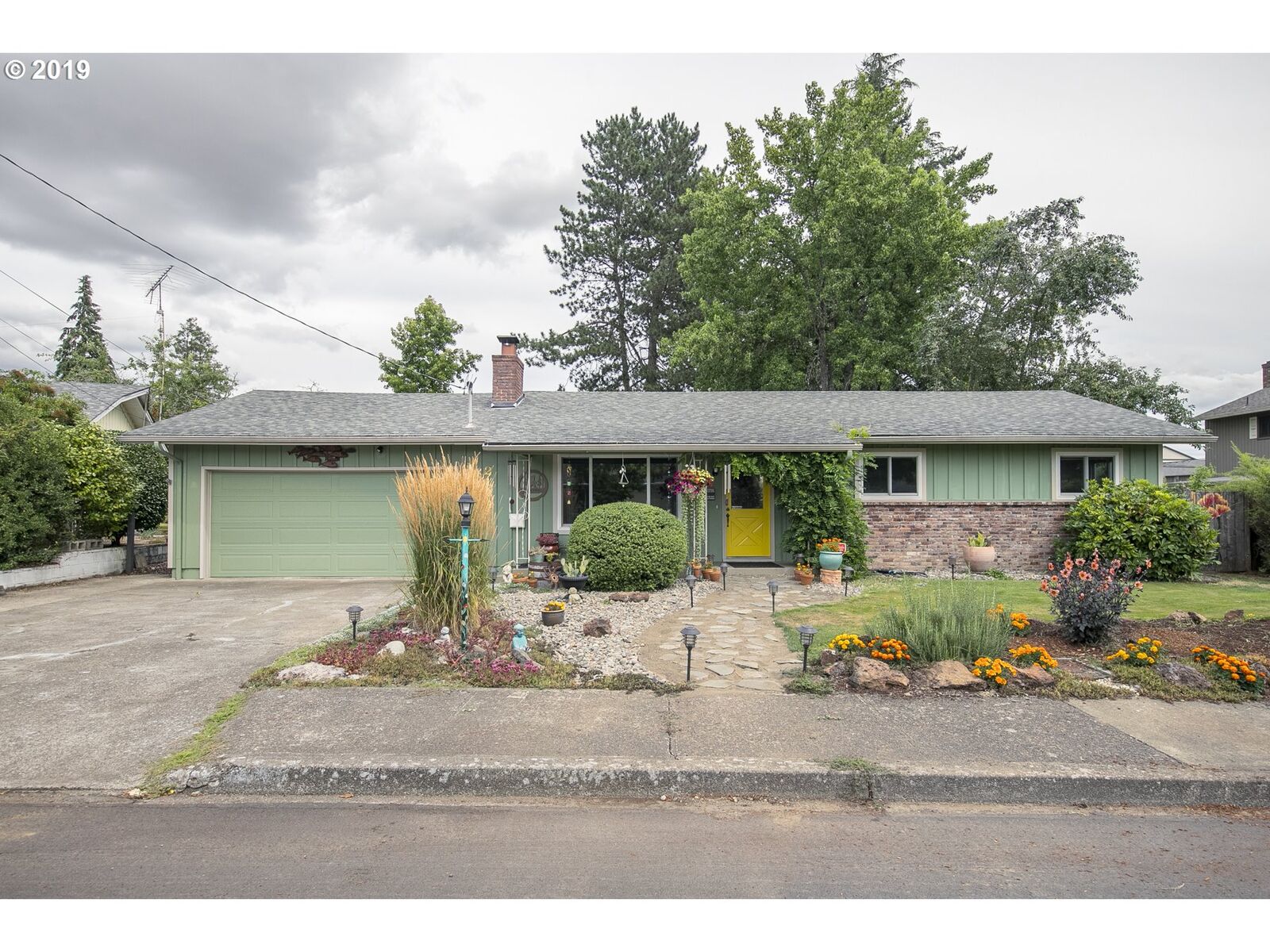 Property Photo:  2122 NE Adams St  OR 97128 