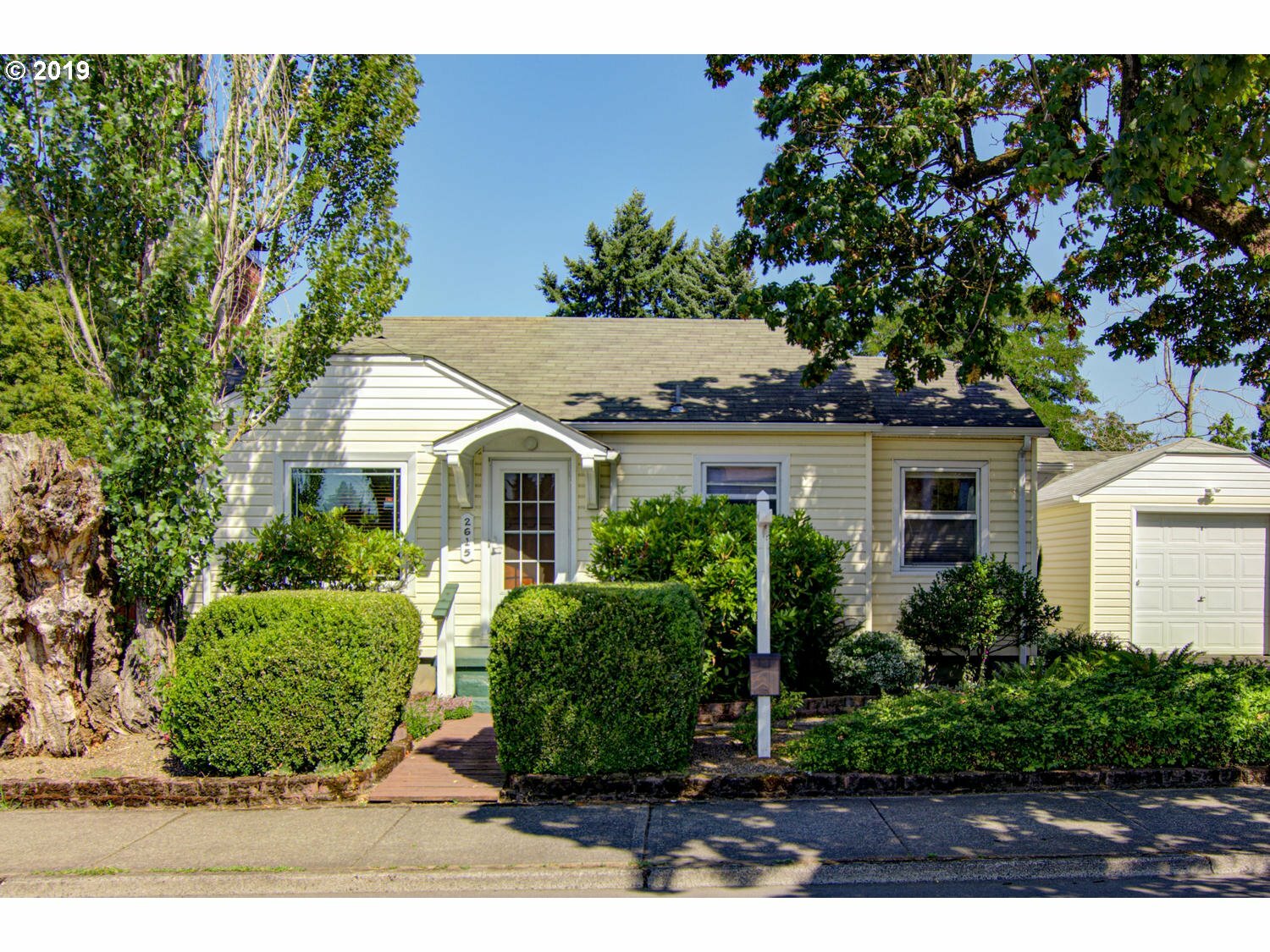 Property Photo:  2615 Fort Vancouver Way  WA 98661 