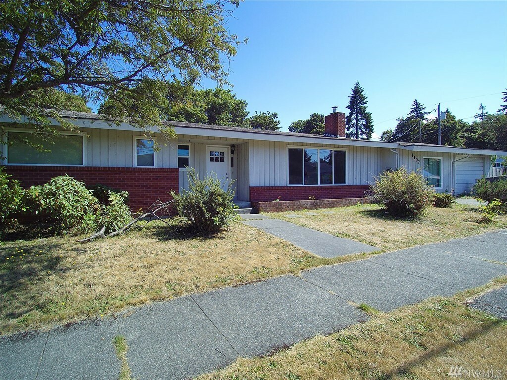 Property Photo:  1107 S Pine St  WA 98362 