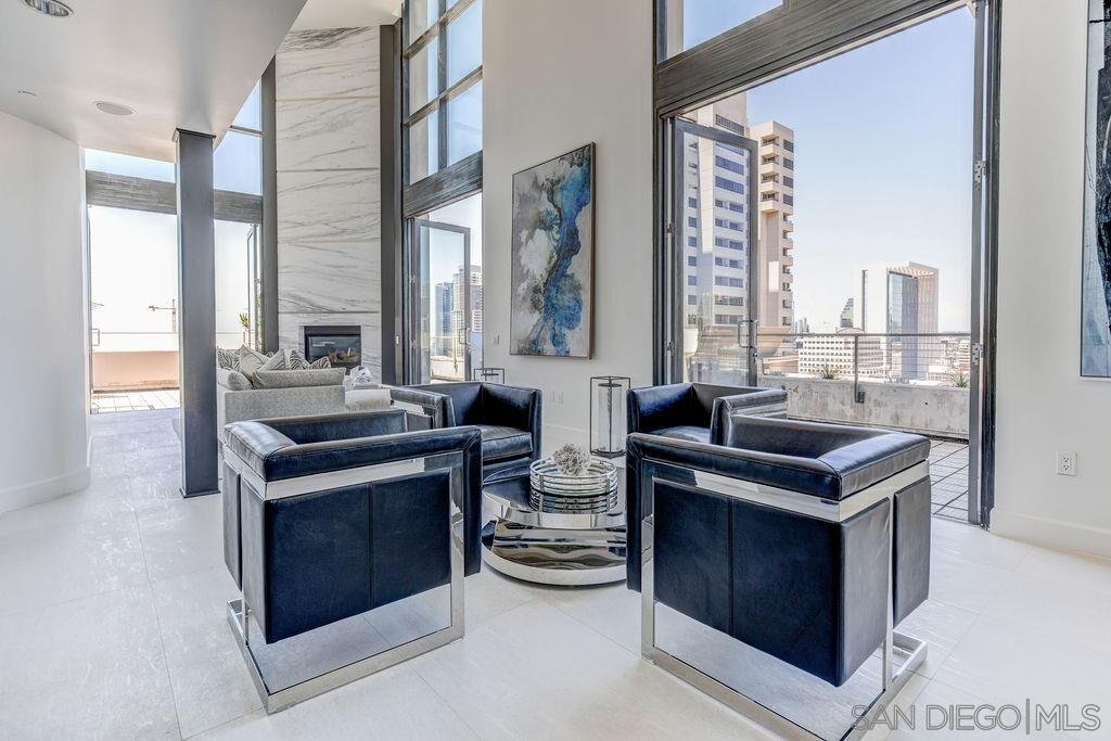 Property Photo:  645 Front St 2201  CA 92101 