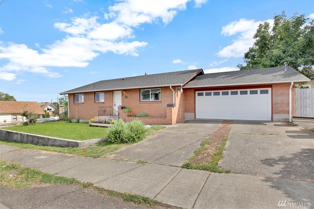 Property Photo: 1312 E Lennox Place WA 98404