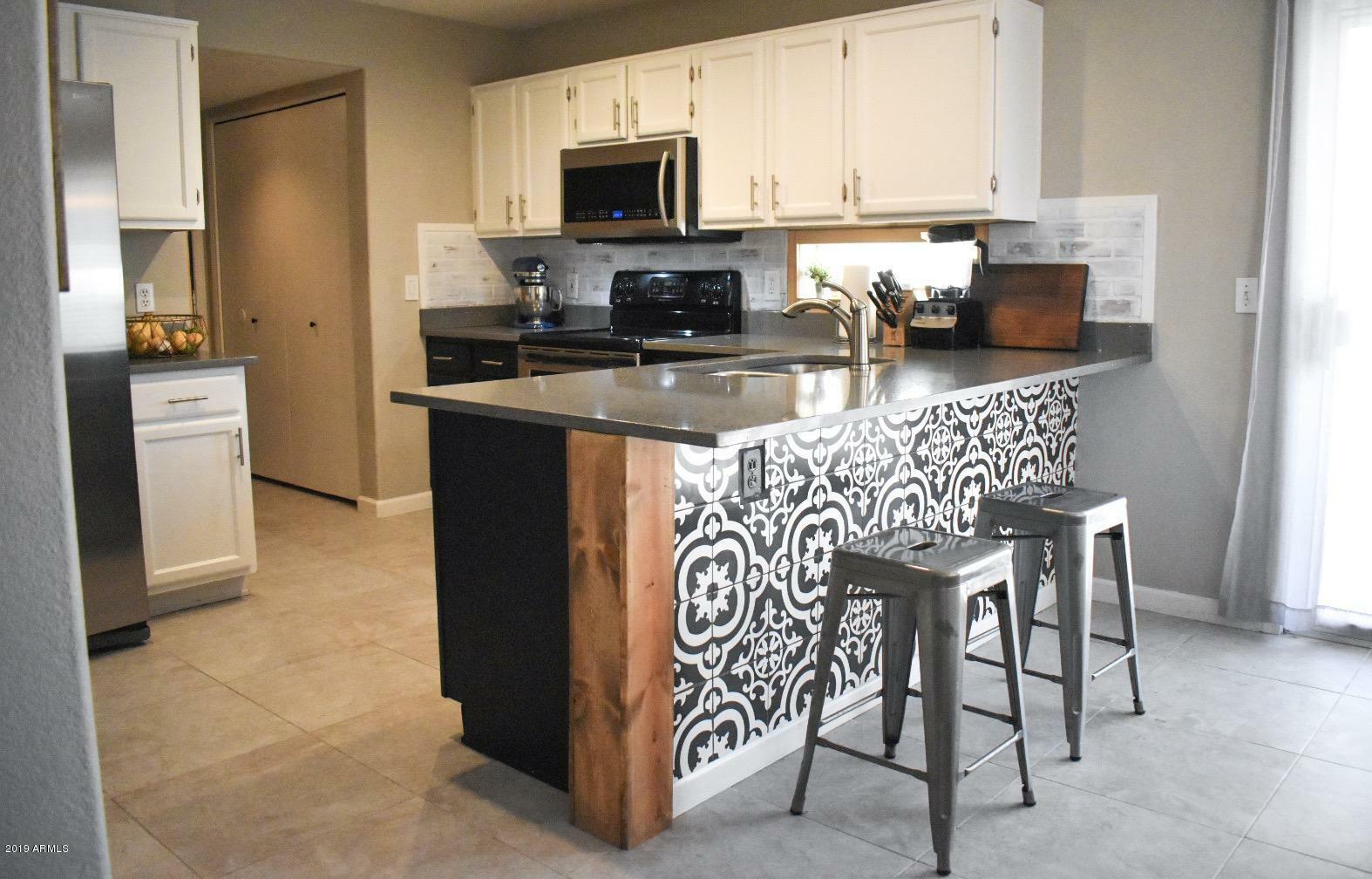 Property Photo: 9011 W Caribbean Lane AZ 85381