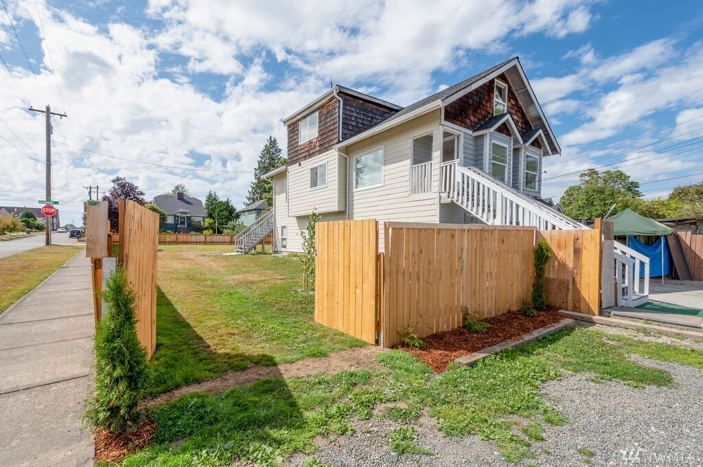 Property Photo:  1931 Rockefeller Ave  WA 98201 