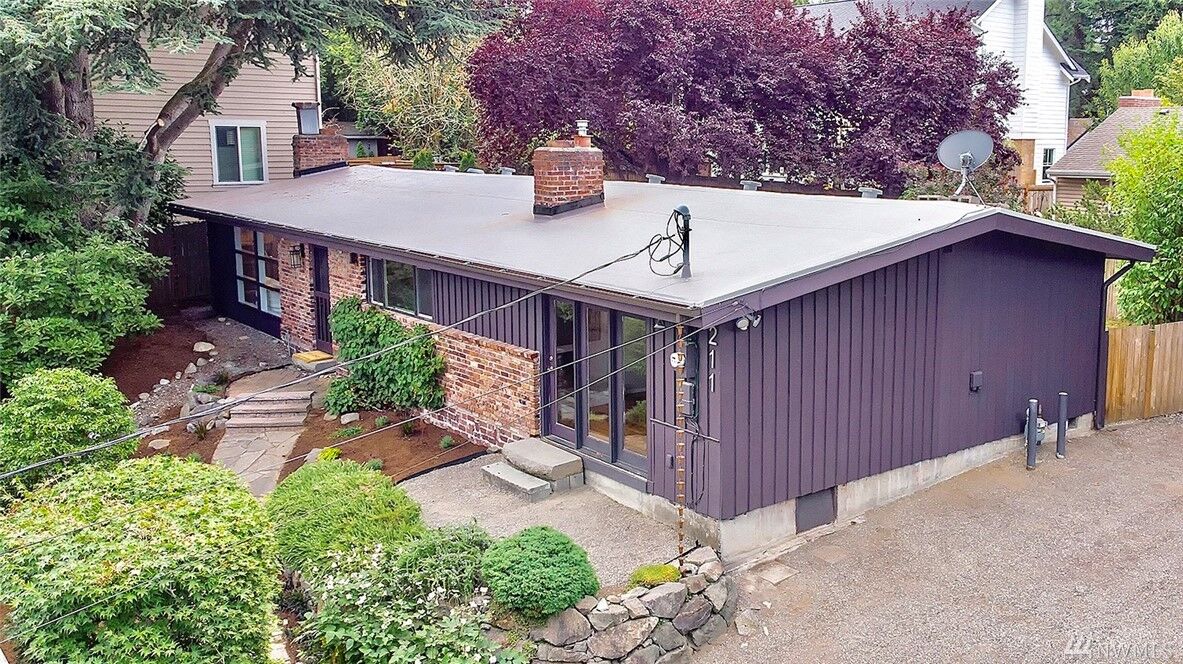 Property Photo:  211 NE 94th St  WA 98115 