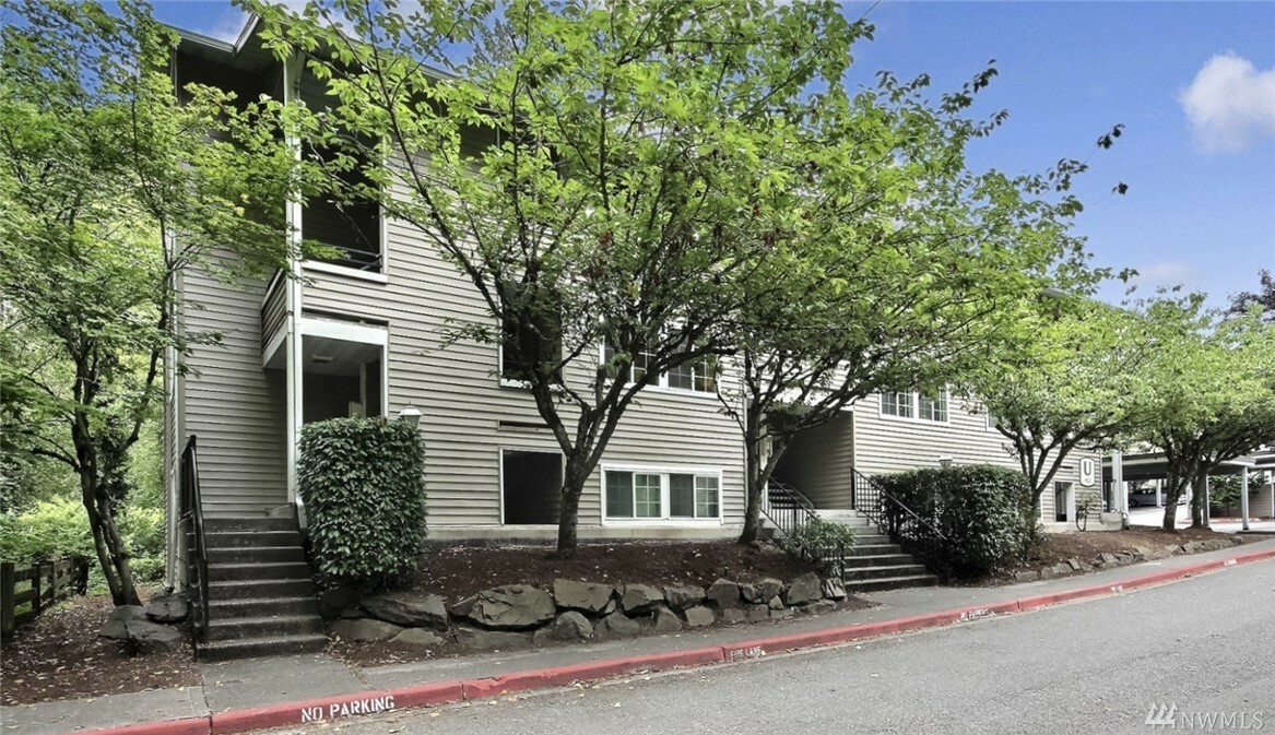 Property Photo:  9822 NE 122nd St U-201  WA 98034 