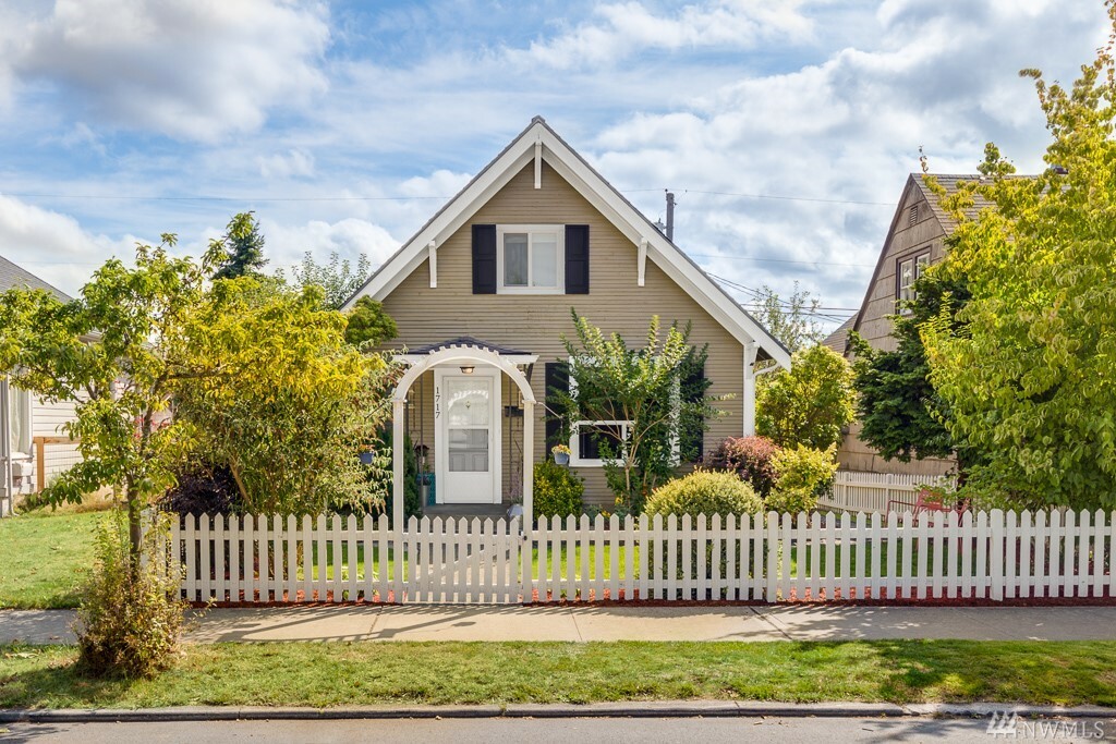 Property Photo: 1717 Colby Ave WA 98201