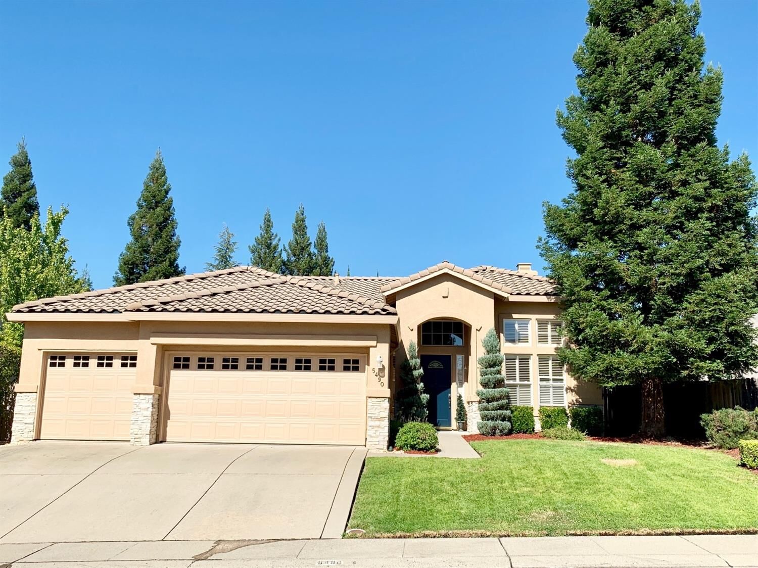 Property Photo: 5490 Parkford Circle CA 95746