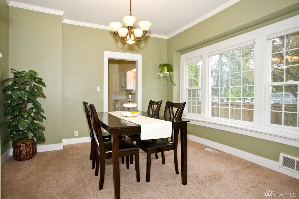 Property Photo: 2331 Oakes Ave WA 98201