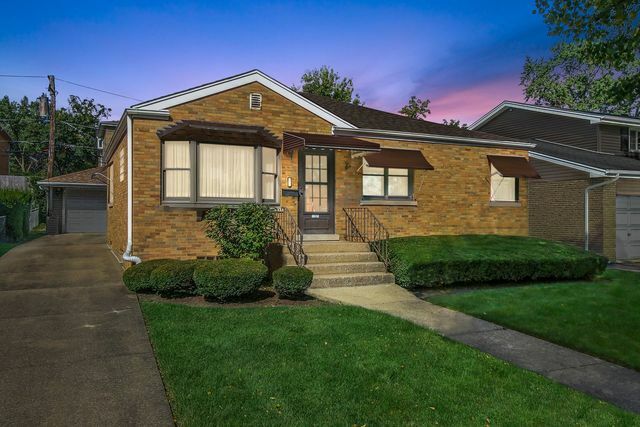 Property Photo:  930 Meadowcrest Road  IL 60526 