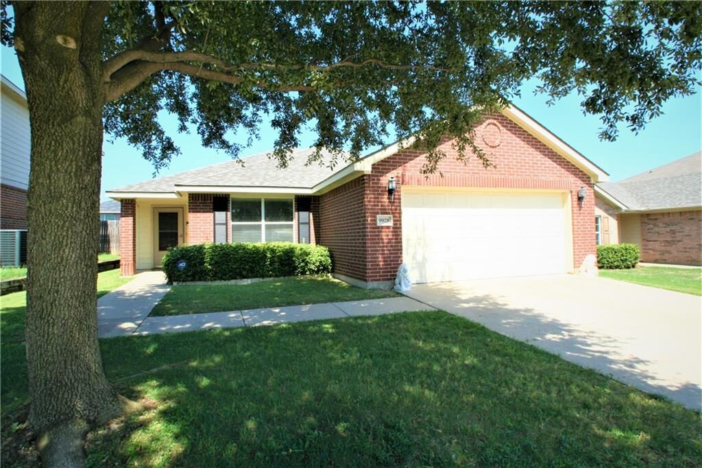 Property Photo:  9928 Peregrine Trail  TX 76108 