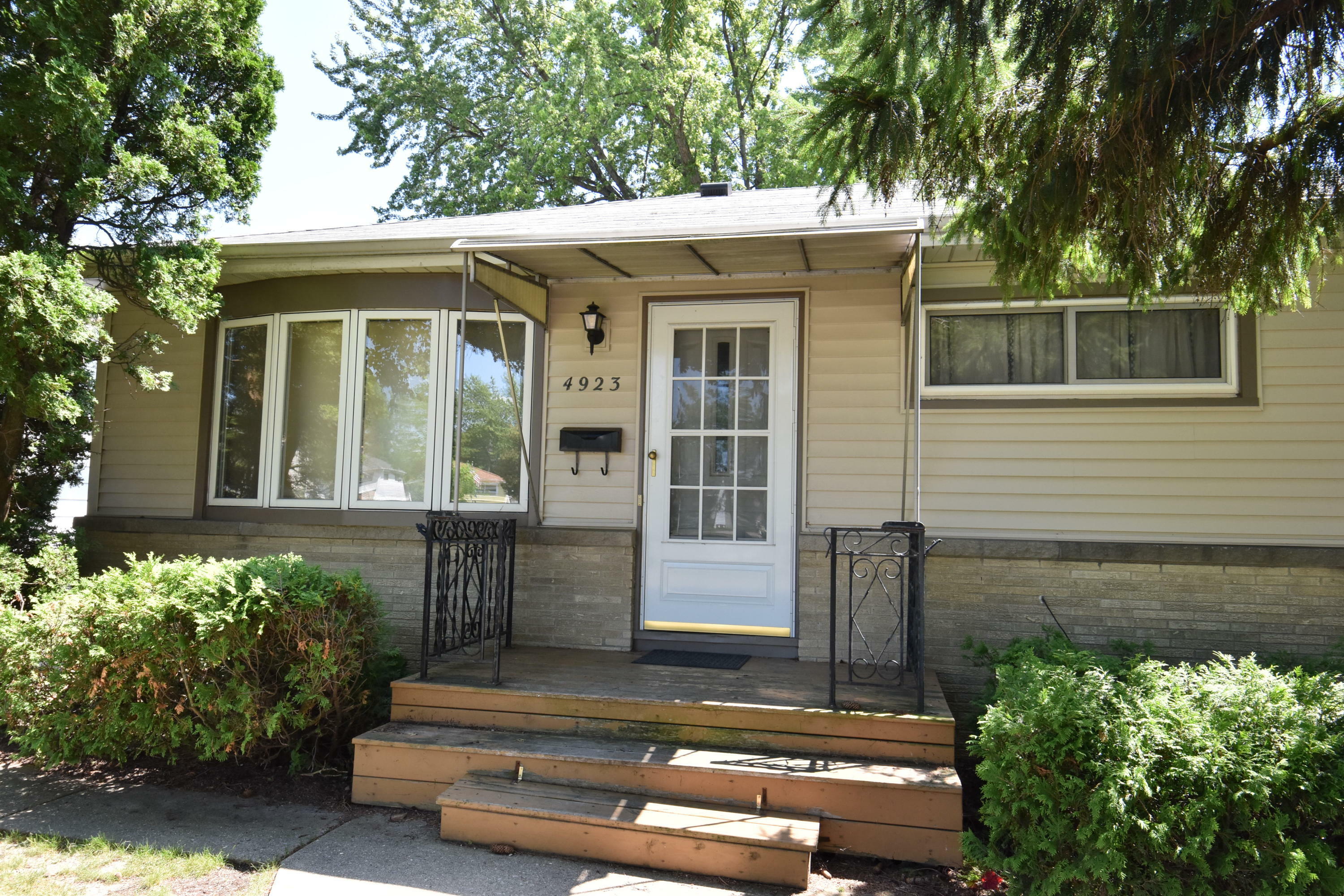 Property Photo:  4923 W Howard Ave  WI 53220 