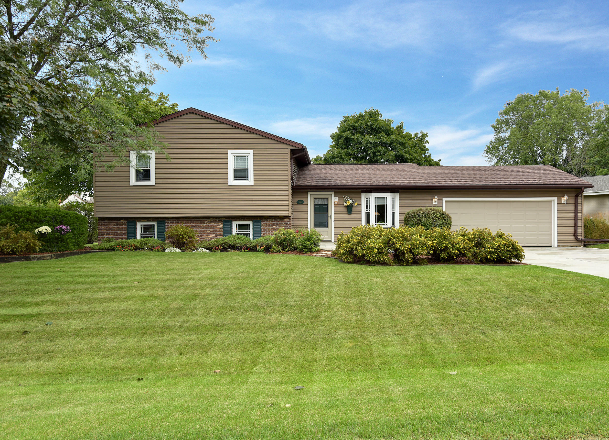 Property Photo:  666 Heritage Ct  WI 53024 