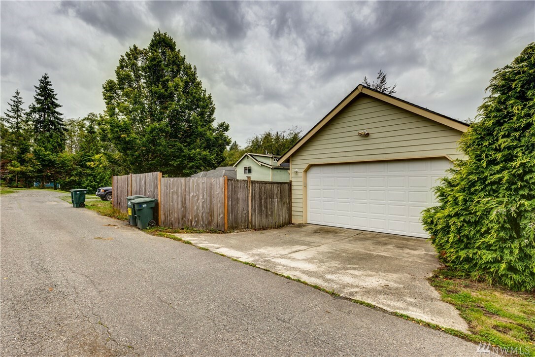 Property Photo:  917 31st Place  WA 98225 