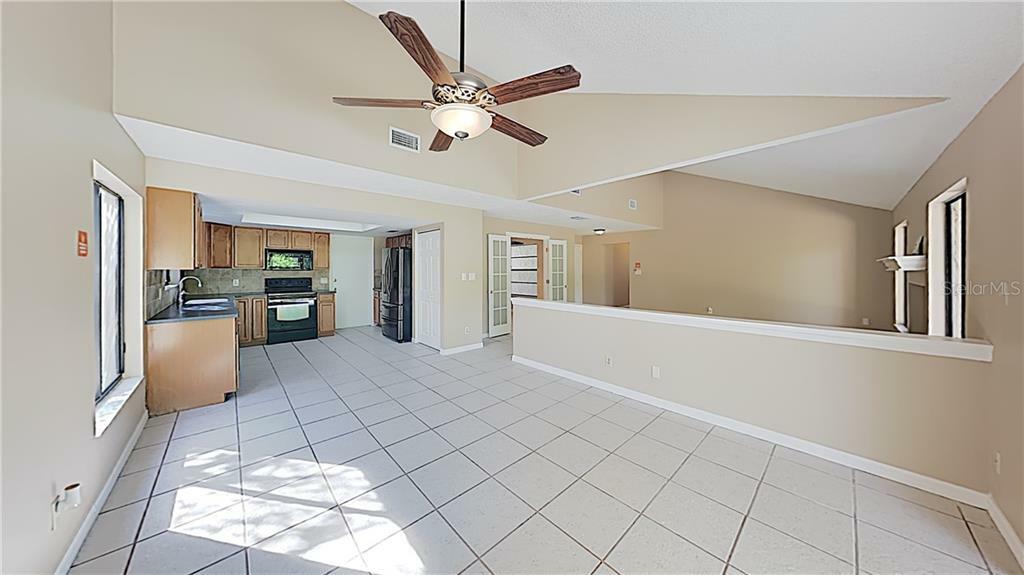 Property Photo:  1402 Sandalwood Drive  FL 33563 