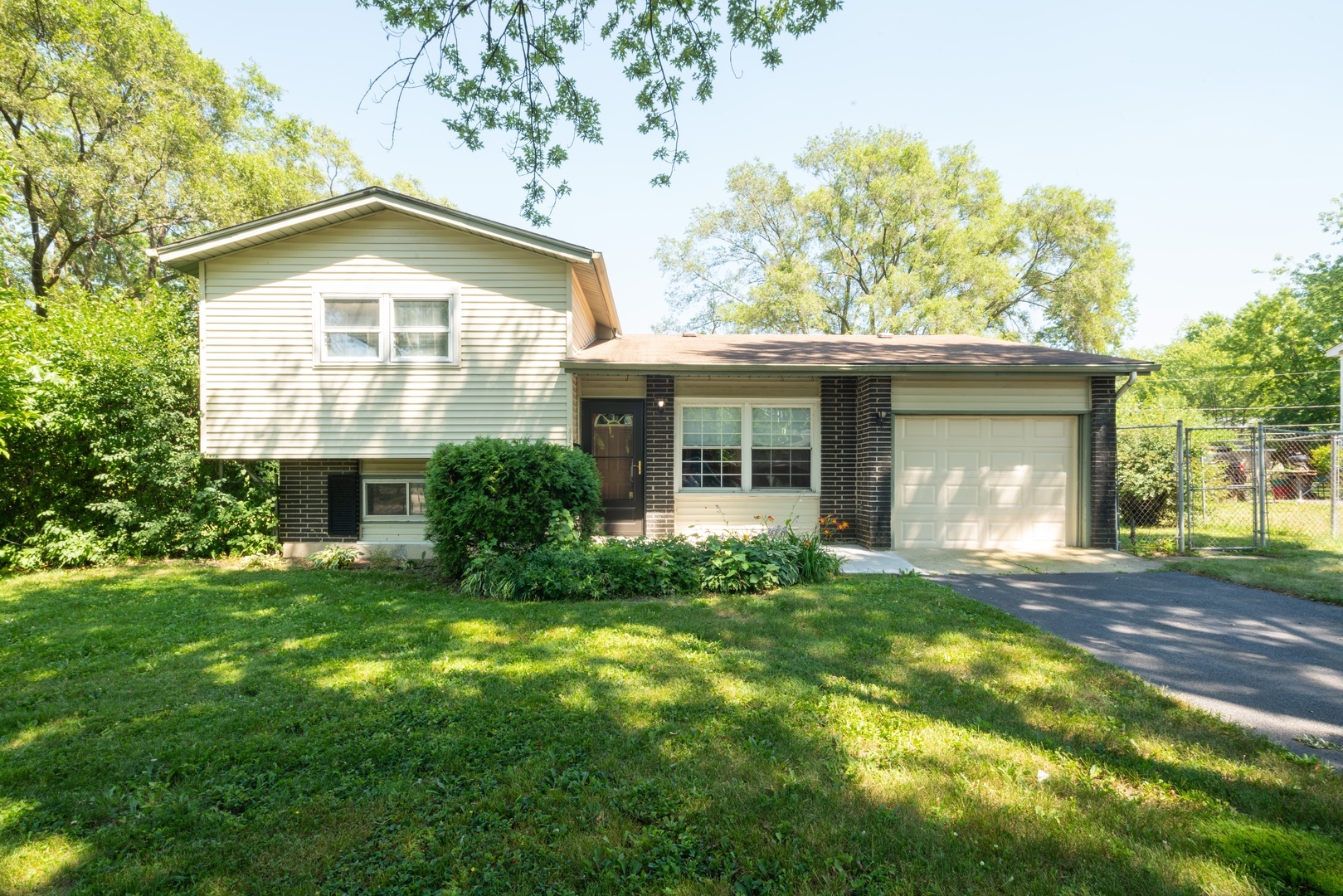 Property Photo: 775 Leslie Lane IL 60139