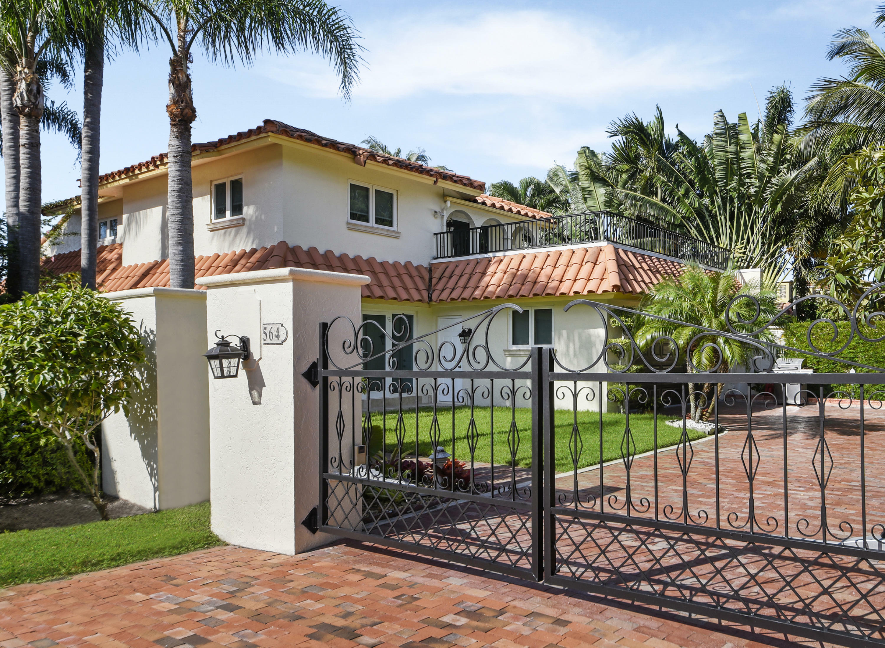Property Photo: 564 Admirals Way FL 33483