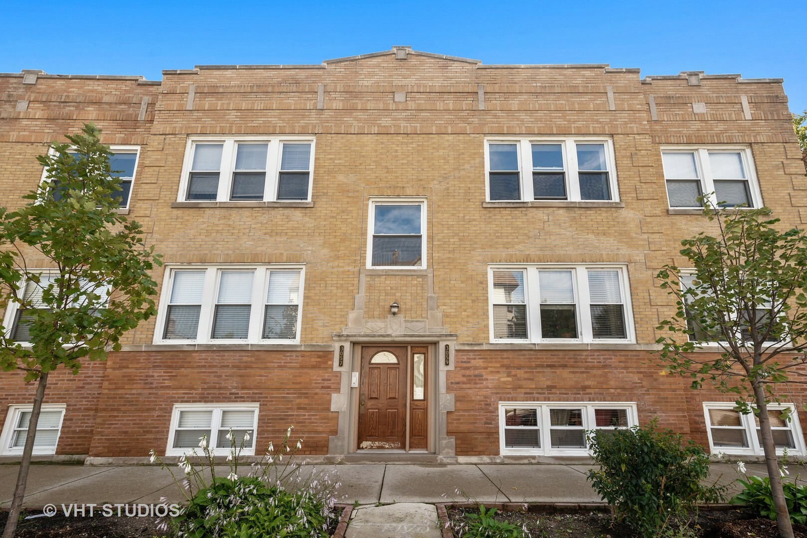 Property Photo: 3059 West Grace Street 1 IL 60618