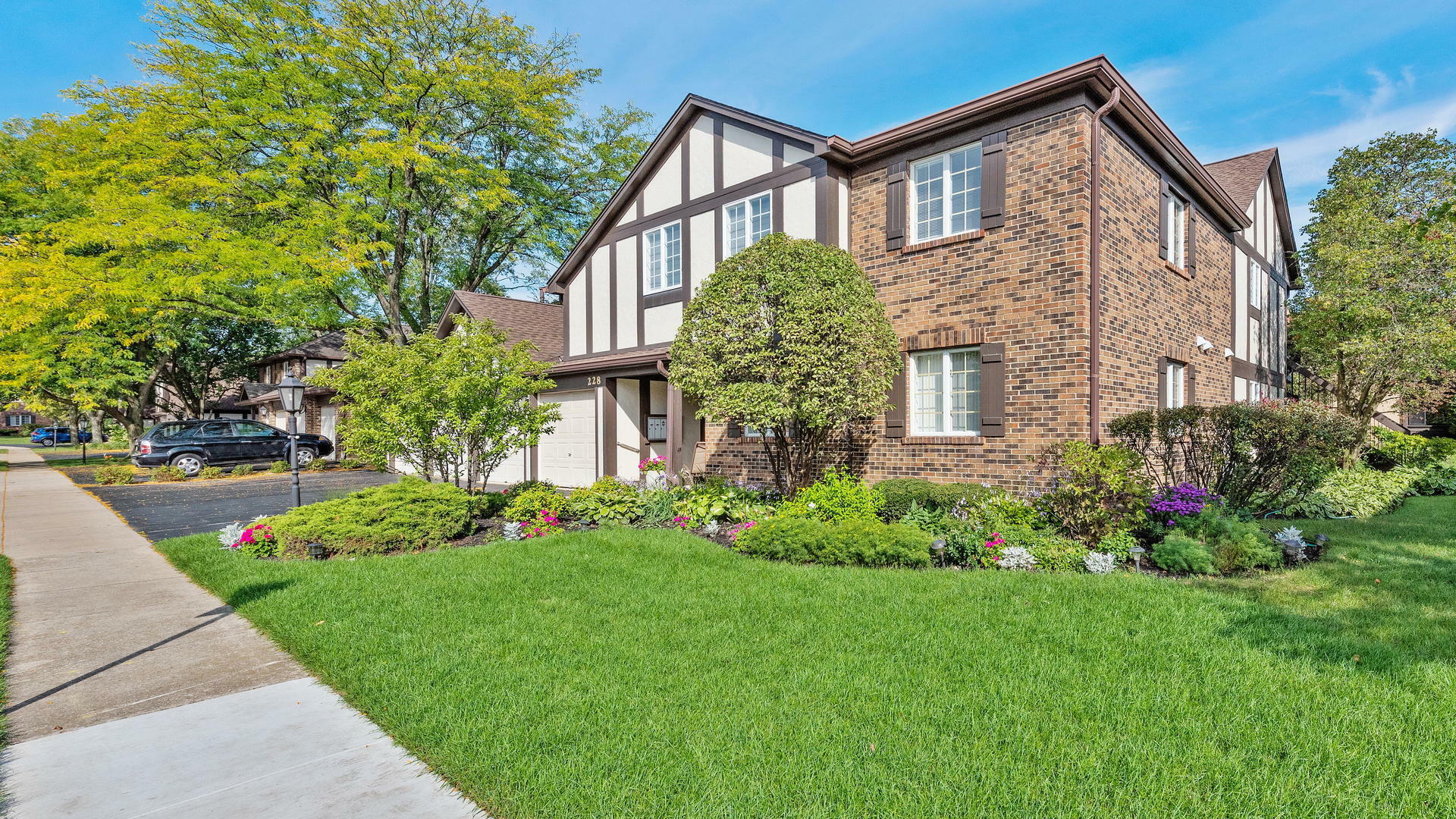 Property Photo: 228 Brookside Lane D IL 60527