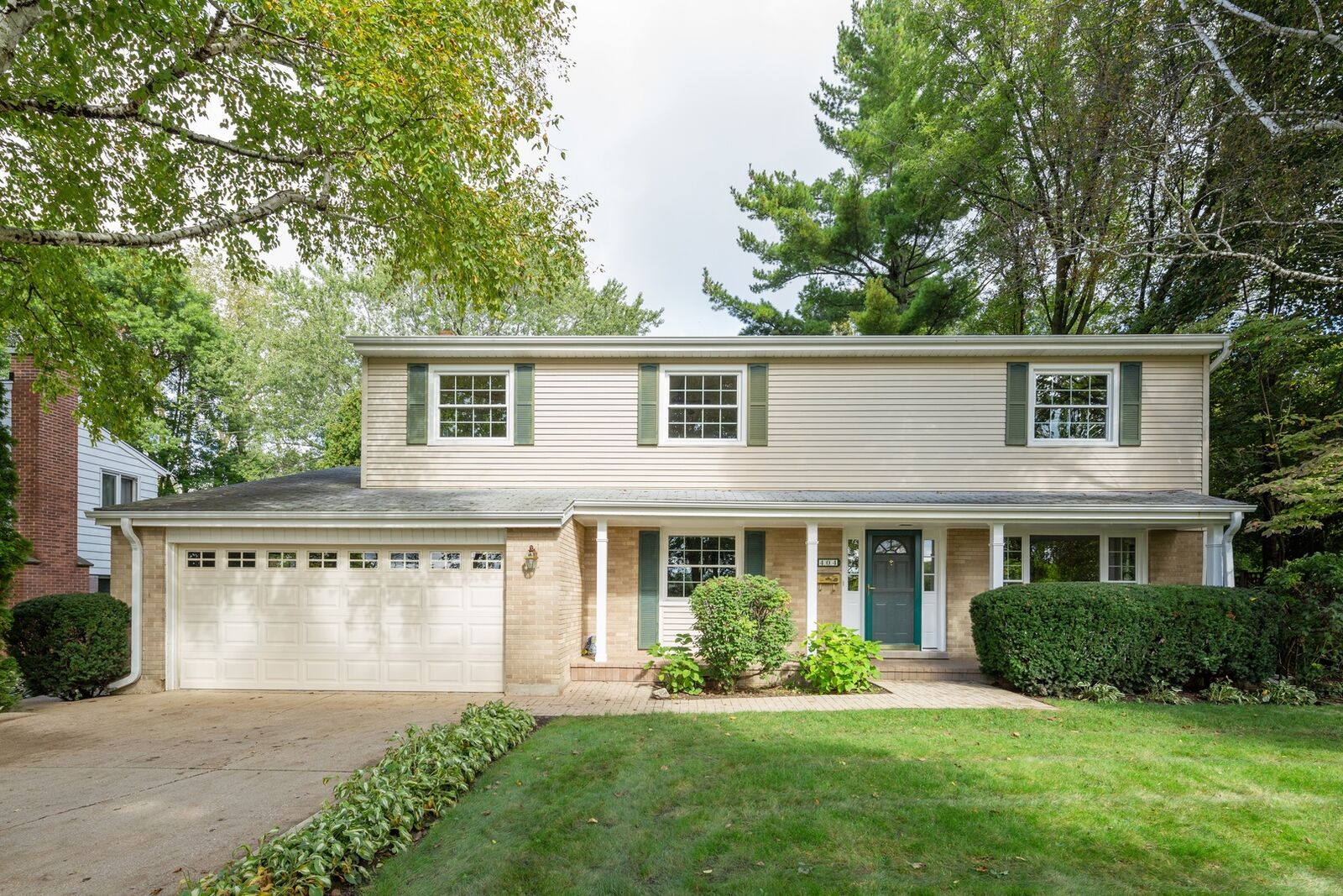 Property Photo:  404 West Witchwood Lane  IL 60044 