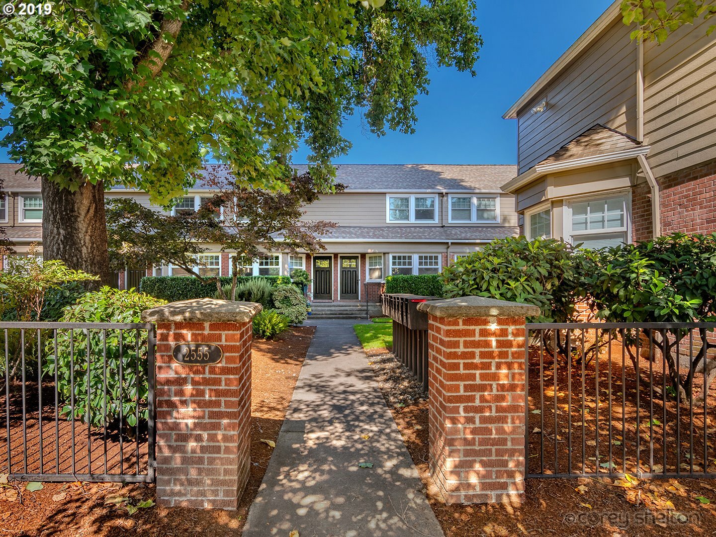 Property Photo: 2555 NW Savier St 2 OR 97210