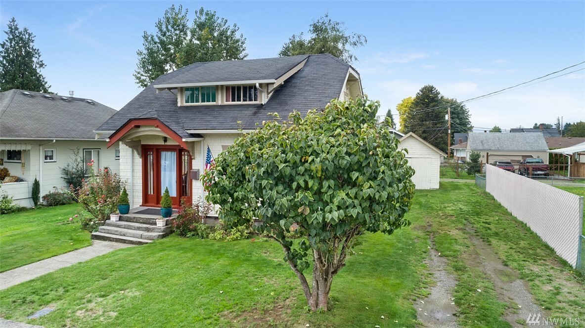 Property Photo:  724 Alder Ave  WA 98390 