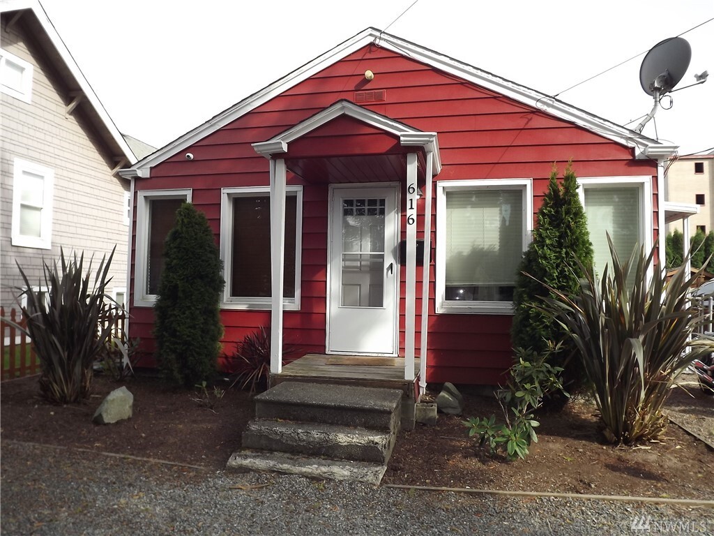 Property Photo:  616 5th Ave S  WA 98032 