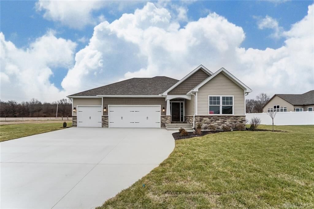 Property Photo: 669 Whitechurch Way OH 45373