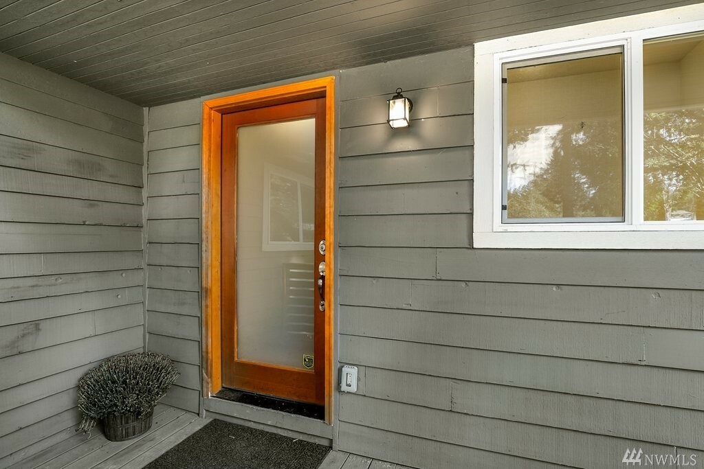 Property Photo:  2548 NE 168th St  WA 98155 