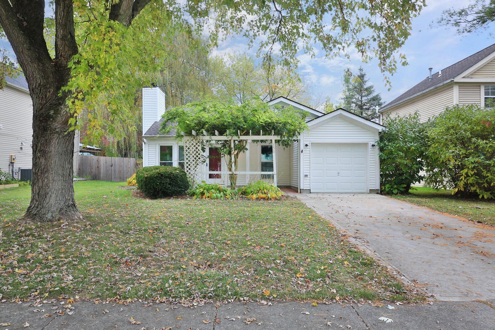 Property Photo: 158 Ravine Ridge S Drive OH 43065