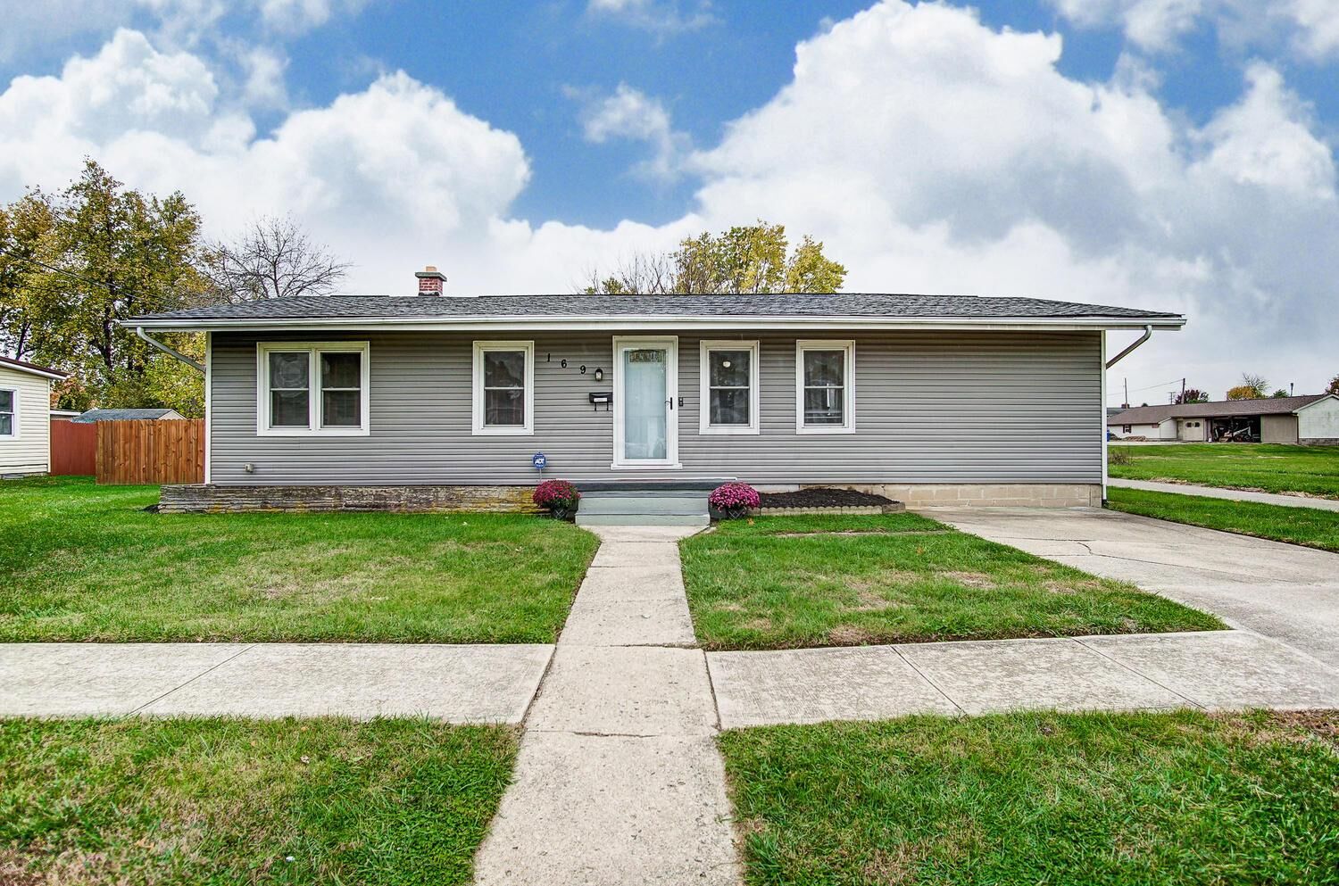 Property Photo:  169 3rd Avenue  OH 43113 