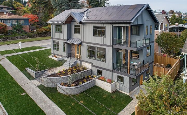 2460 W Lynn Street  Seattle WA 98199 photo