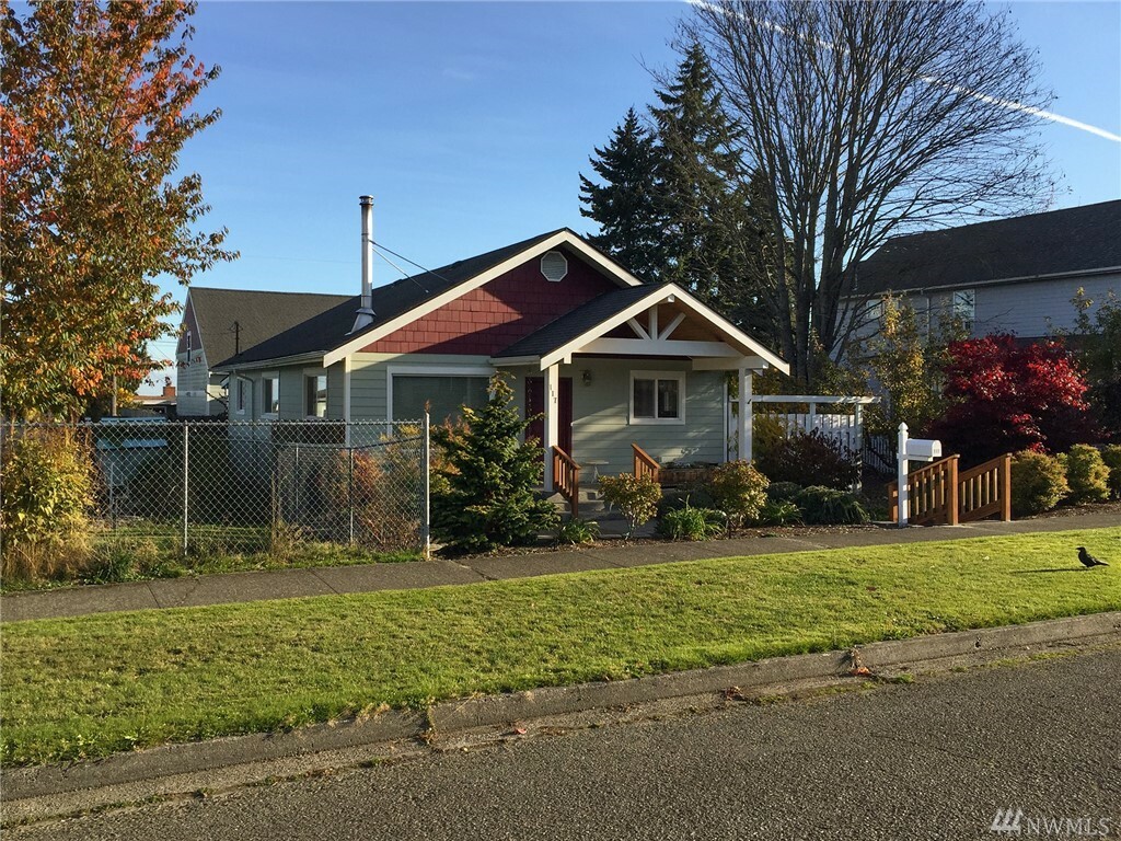 Property Photo:  117 E 12th St  WA 98362 