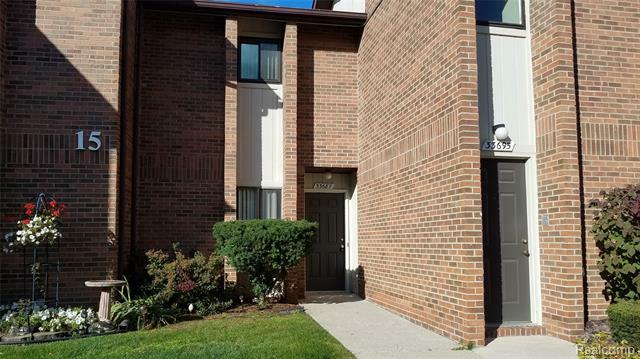 Property Photo:  33687 Pondview Cir 33687  MI 48152 