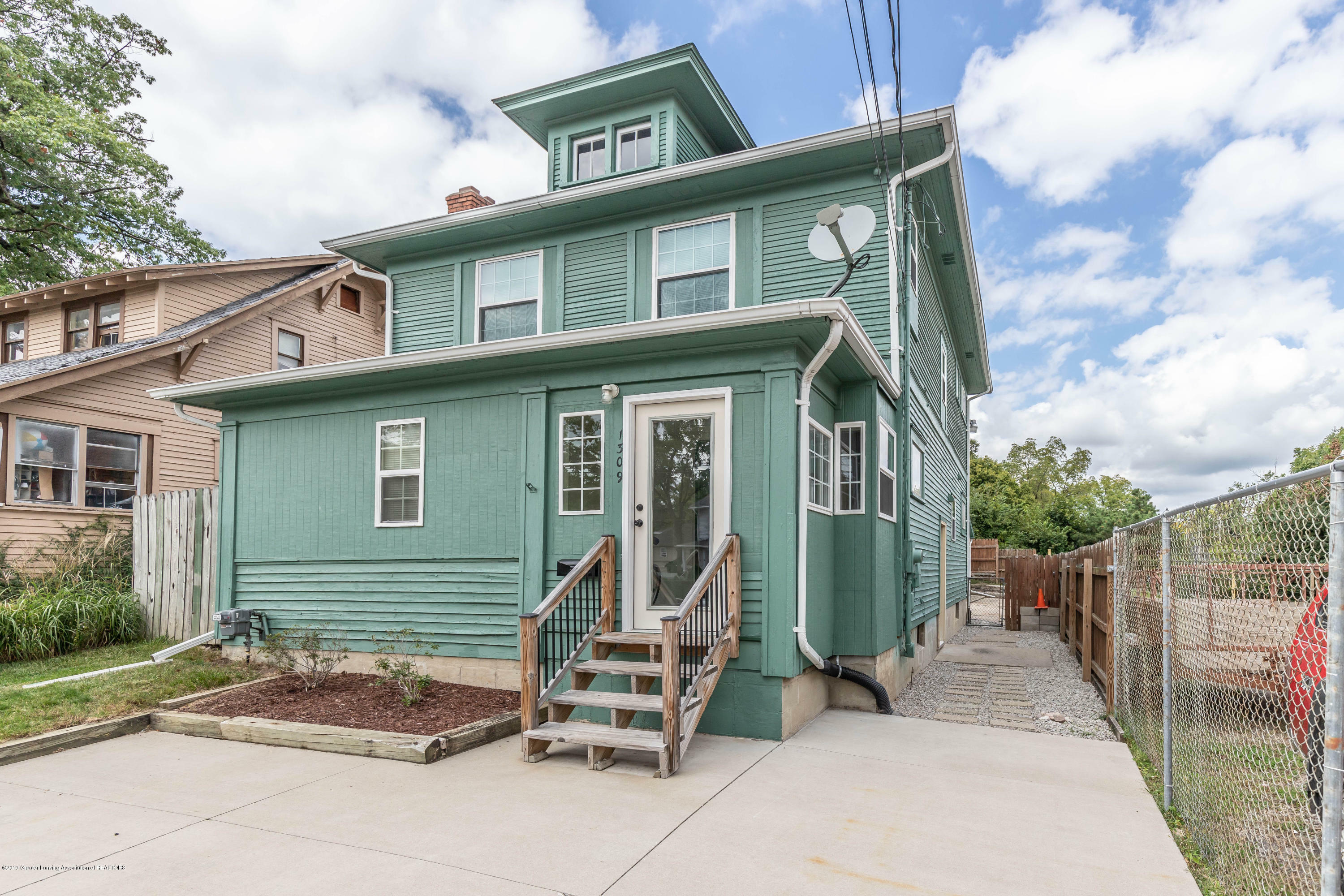 Property Photo:  1309 E Cesar Chavez Avenue  MI 48906 