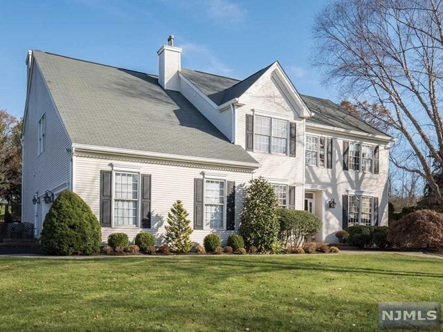 House for sale in Wayne: 3 Diane Court Wayne NJ 07470