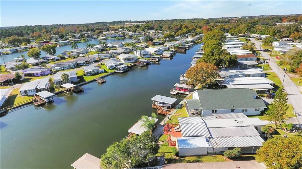 Property Photo: 1411 Lakeview Drive FL 32778