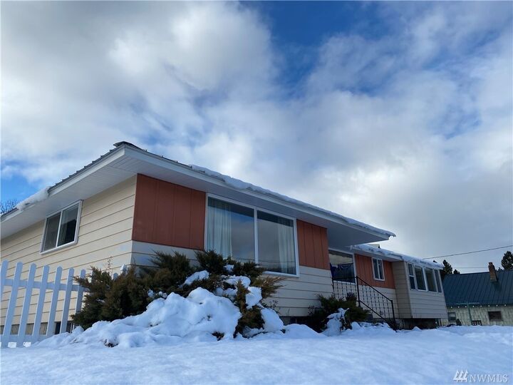 Property Photo:  201 W Montana Avenue  WA 98941 